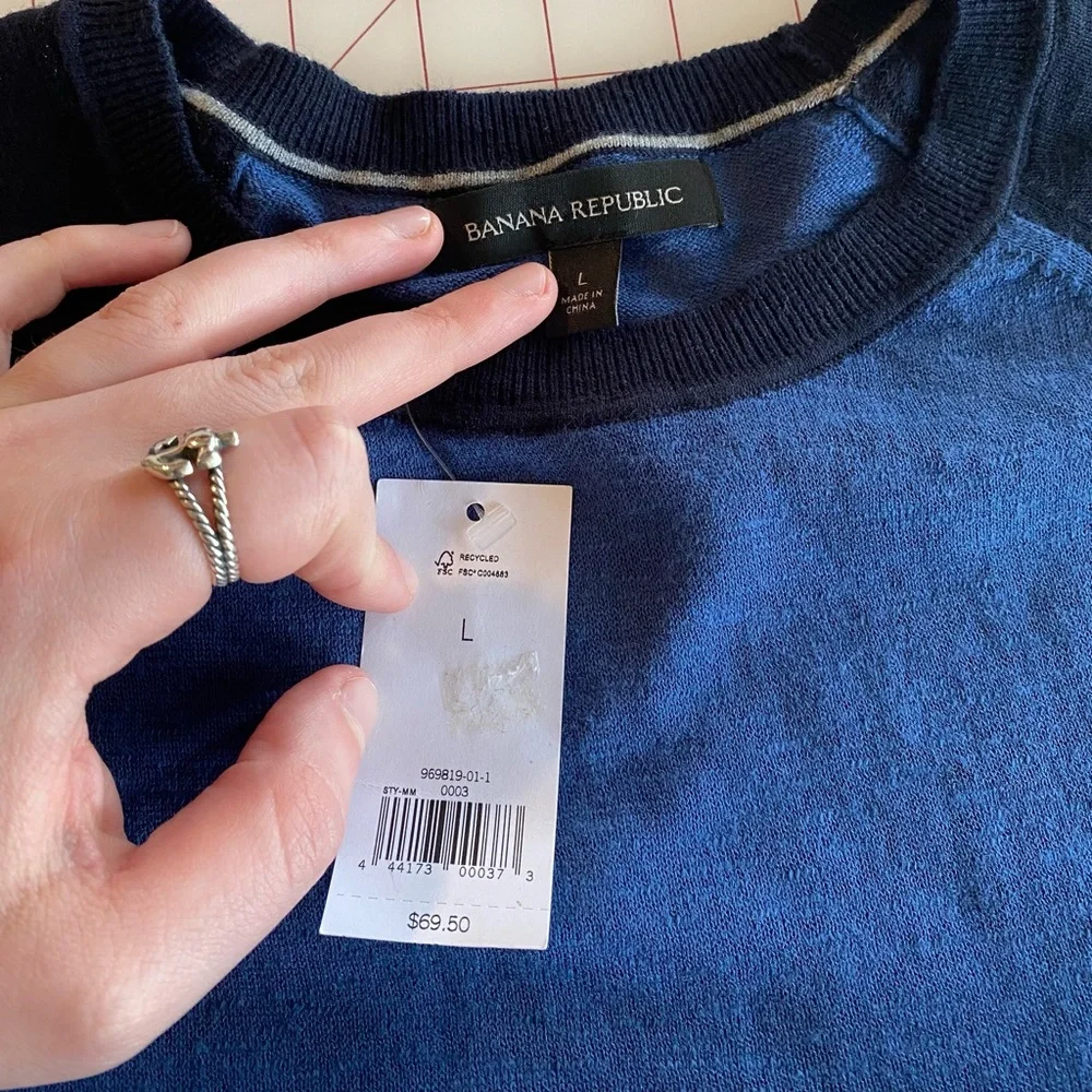 Banana Republic men’s sz large NWT dark navy blue & light blue crewneck
